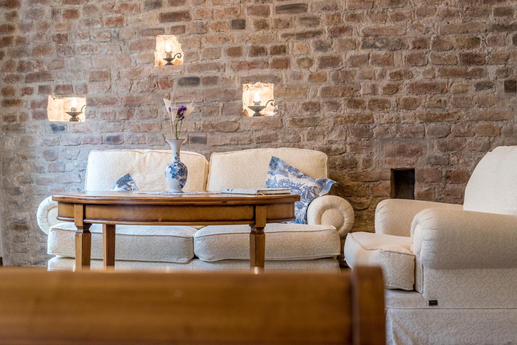 Castle Street Retreat, 19 *
