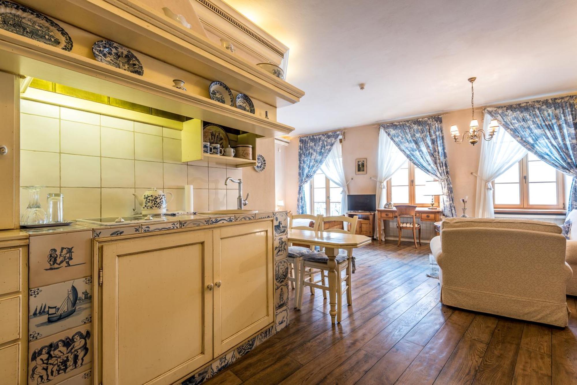 Castle Street Retreat, 19 *